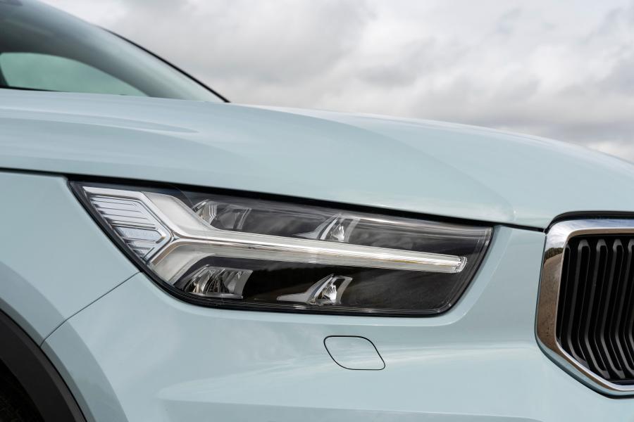 Детали экстерьера Volvo XC40 T3 Momentum 2018 года  (UK) (фото 16 из 40)